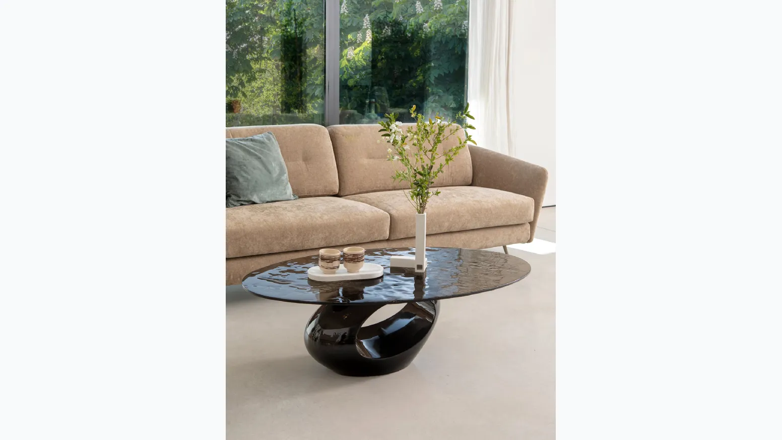 Tavolino di design con top in vetro e base in agglomerato di marmo bianco Dubai di Tonin Casa