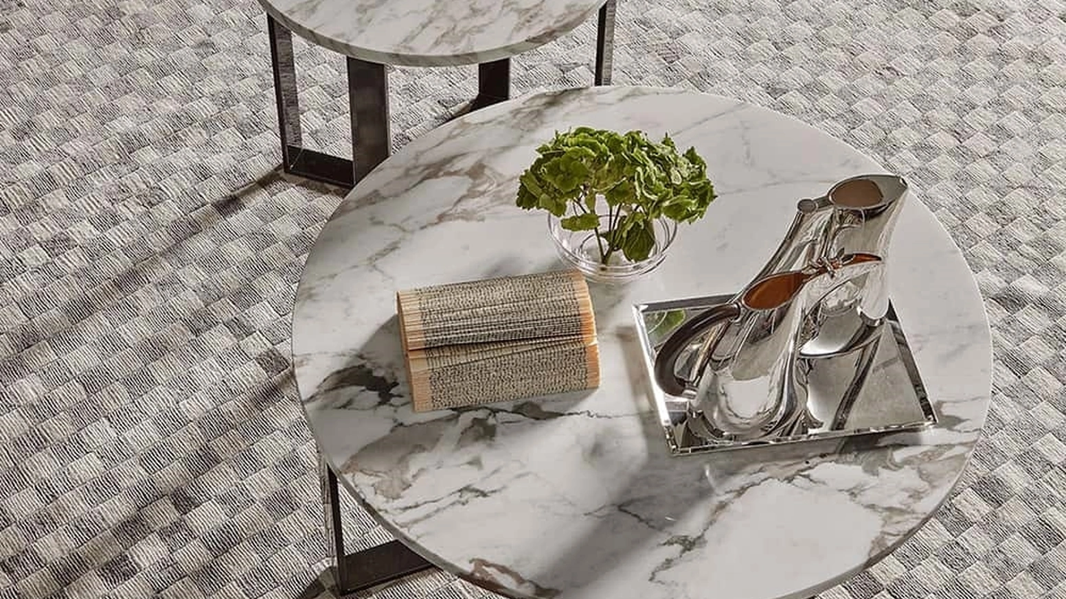 Tavolino rotondo con top in marmo Gatwick di Rosini Divani