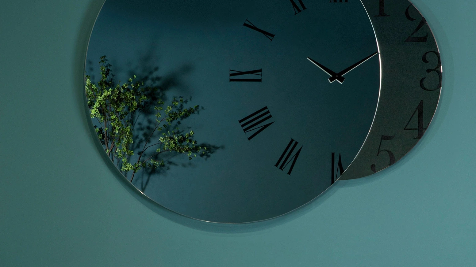 Orologio di design Fusion in cristallo fumé di Tonin Casa