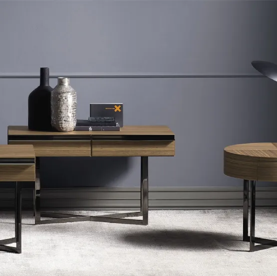 Tavolino Profile Drawers in legno di noce canaletto impiallacciato e base in metallo di Bodema
