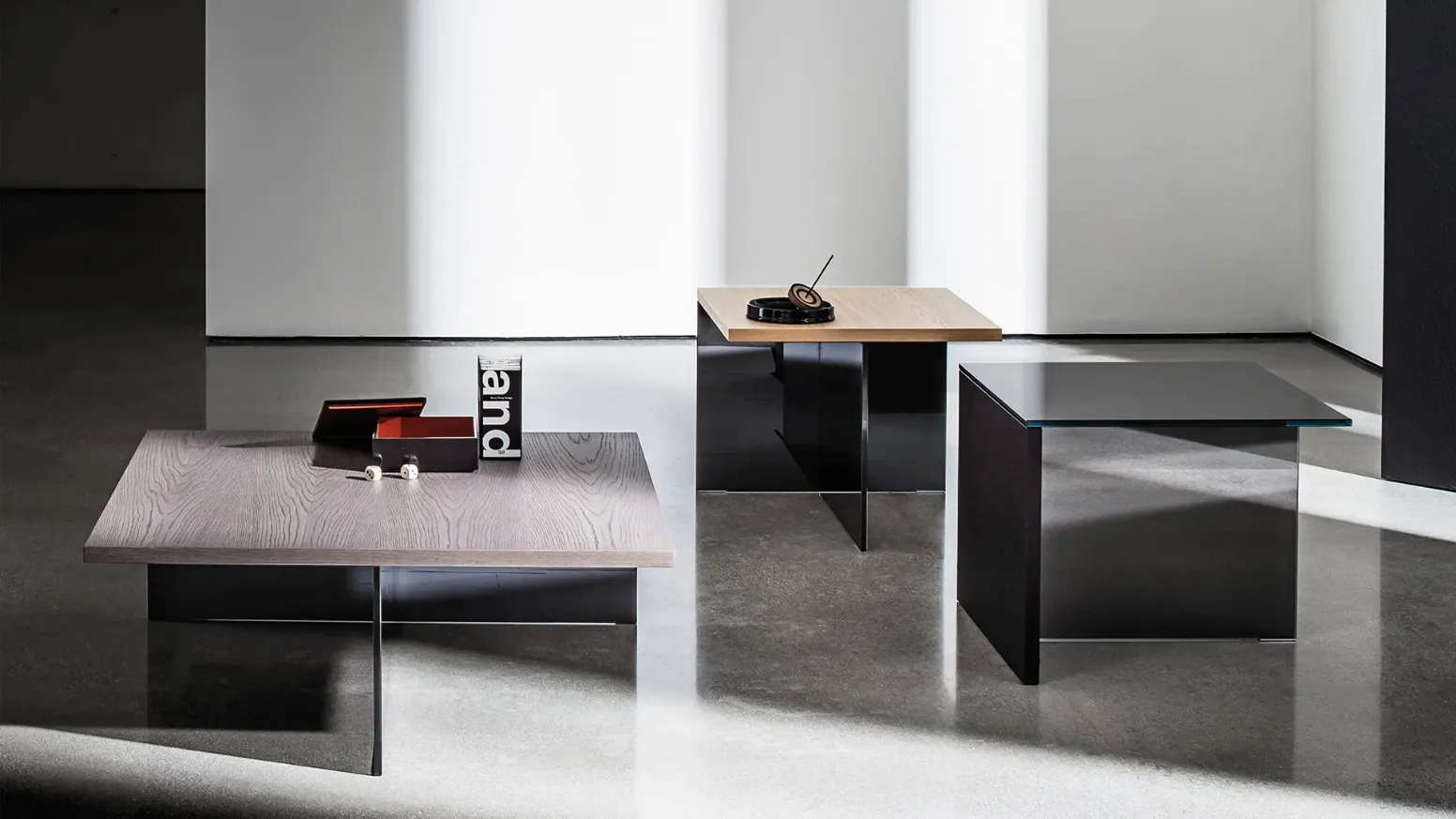 Tavolini Regolo Square con top in legno o vetro Nero e base in vetro fumé di Sovet