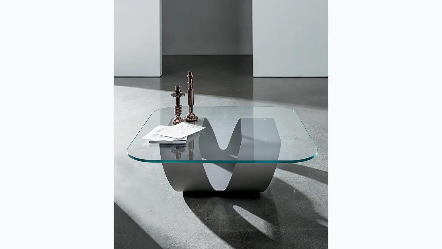 Tavolino di design Ring con top in vetro e struttura in lastra di metallo curvata di Sovet