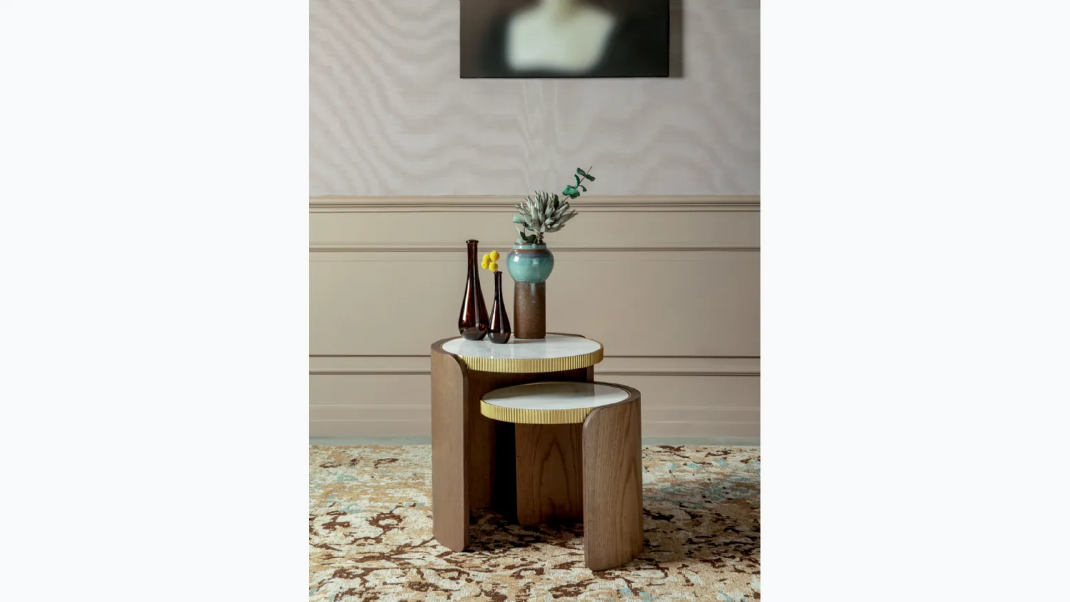 Tavolino Roller con top in gres porcellanato e base in legno curvato di Tonin Casa