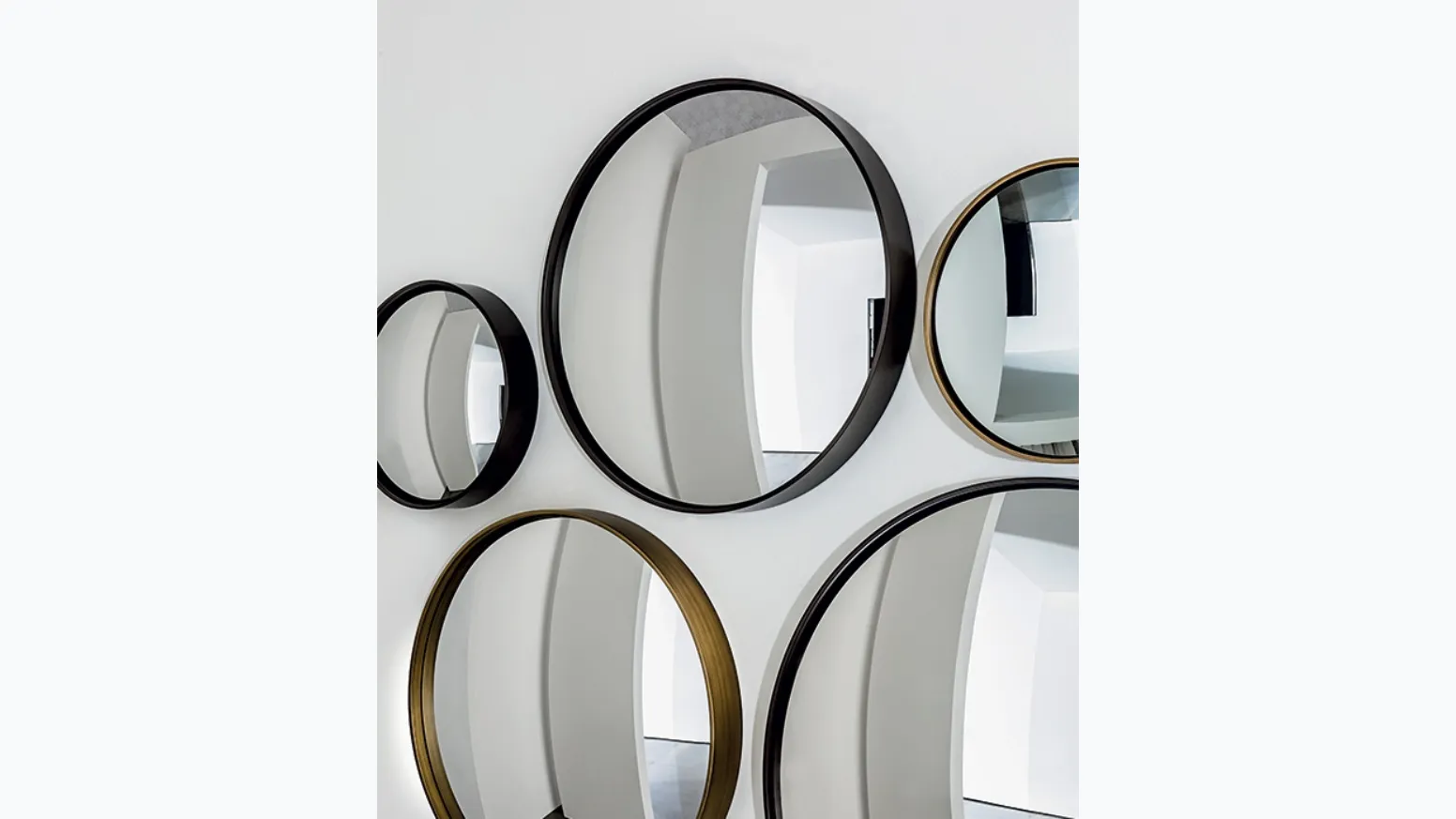 Specchio Sail concavo o convesso con cornice in metallo laccato di Sovet