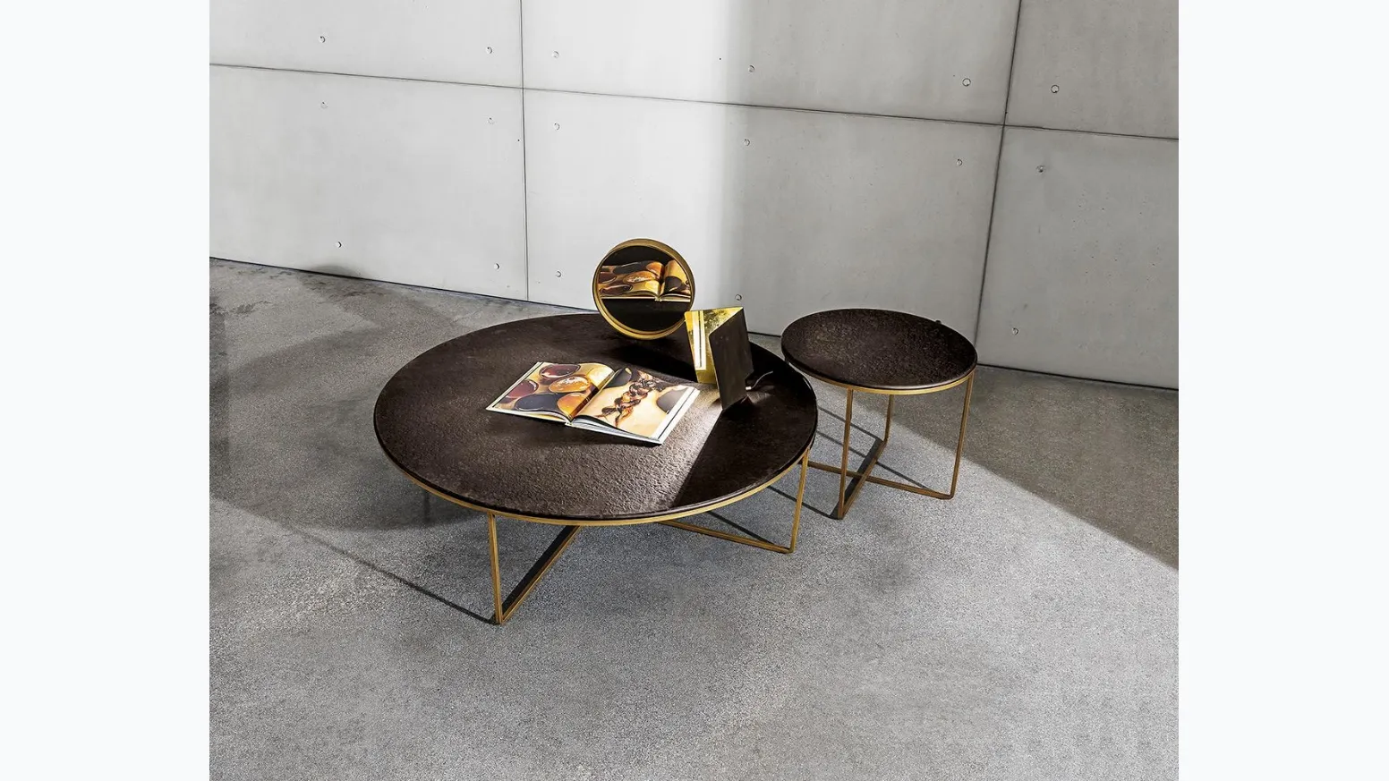 Tavolini Piktor con top in vetro materico con base in metallo laccato ottone brunito di Sovet