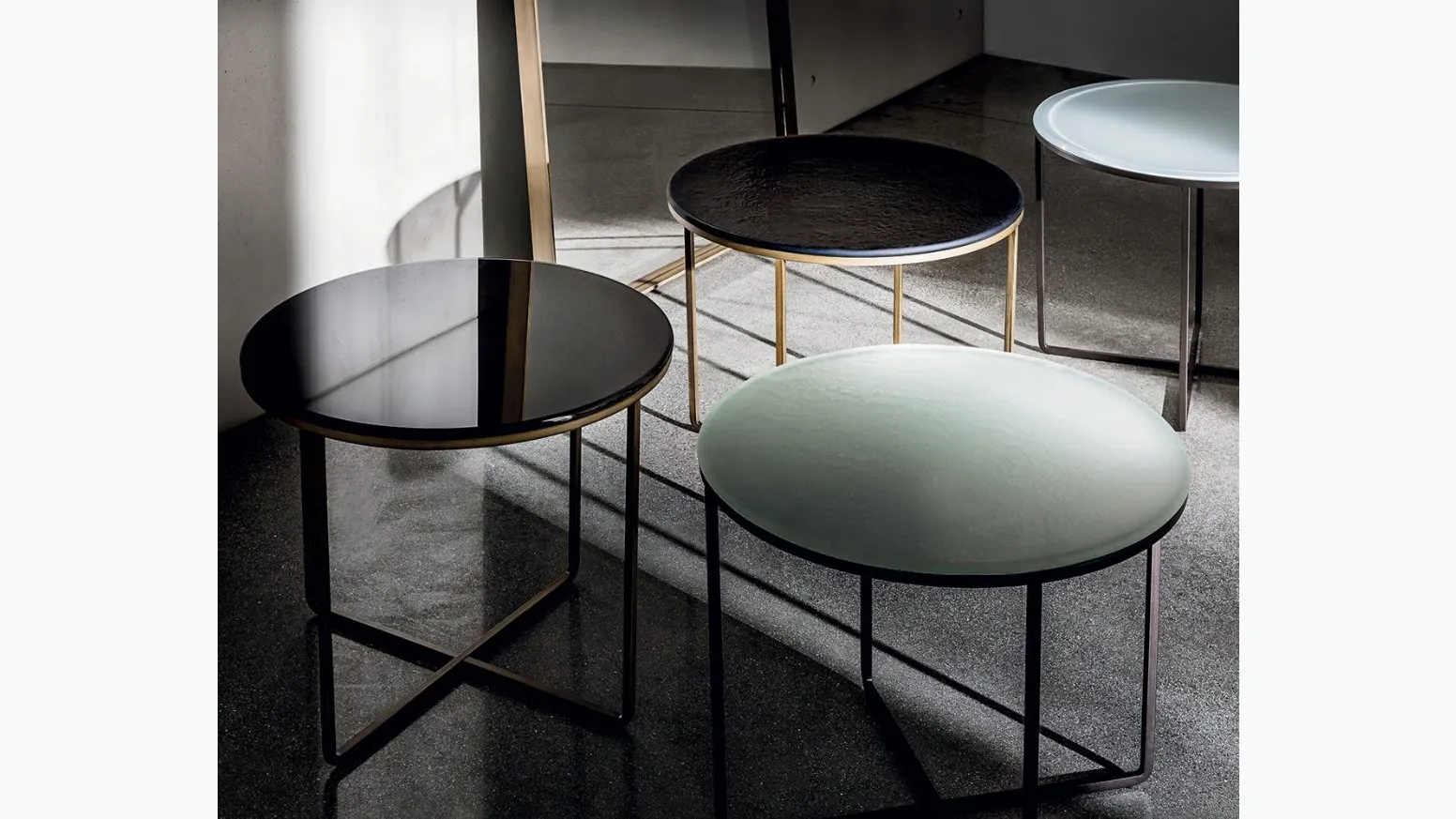 Tavolini Piktor con top in vetro materico con base in metallo laccato ottone brunito di Sovet