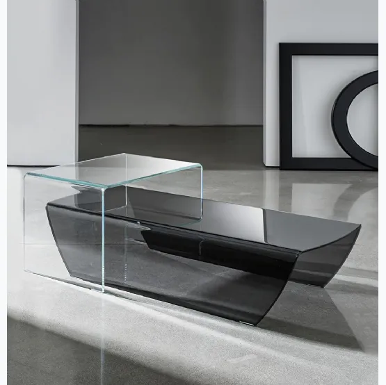 Tavolino di design Taky in vetro curvo trasparente extrachiaro o fumé di Sovet