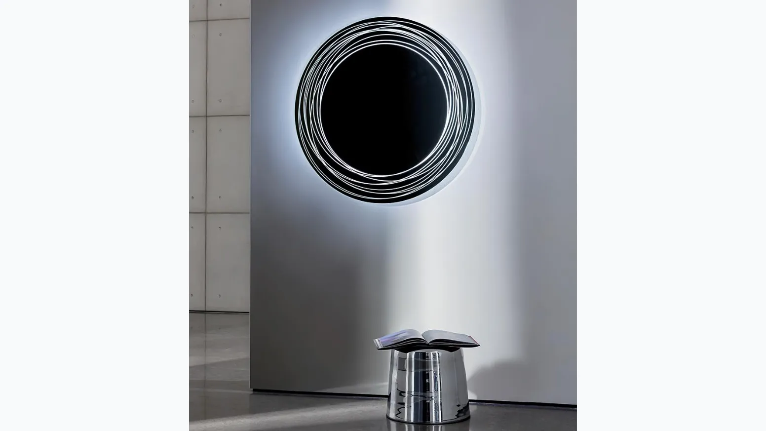 Specchio Vertigo con bordo inciso retroilluminato a Led di Sovet