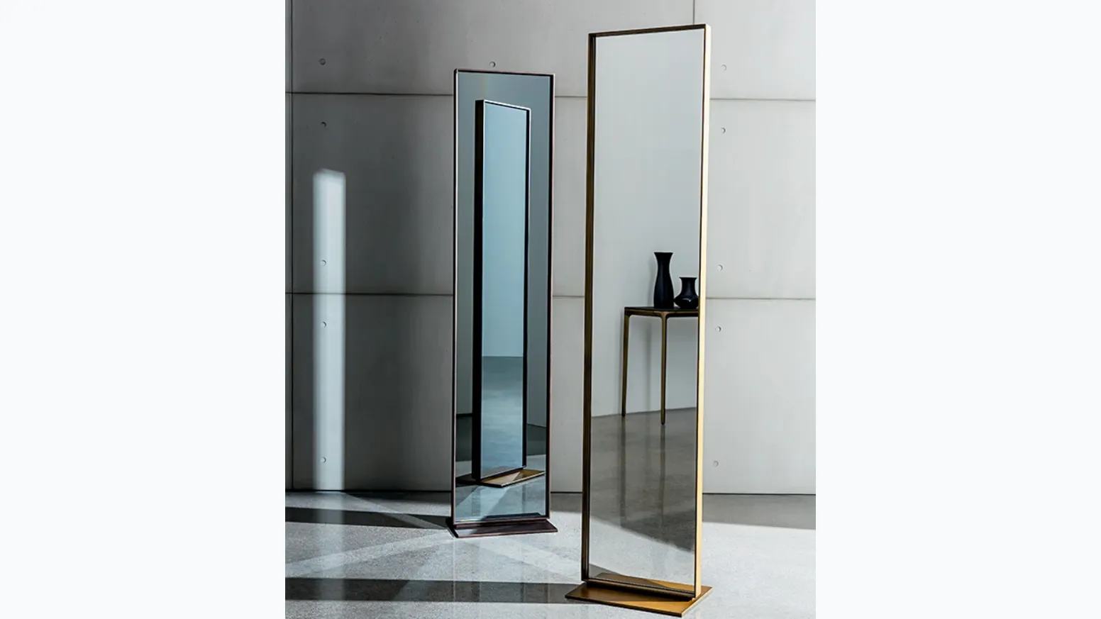 Specchiera bifacciale rettangolare con base a terra in metallo e telaio in alluminio laccato Visual Free standing di Sovet