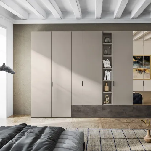 Armadio Battente Virgola ZN08 finitura Nuvola con fascia finitura Pietra e pannello anta a Specchio Bronzato di Marka Total Living