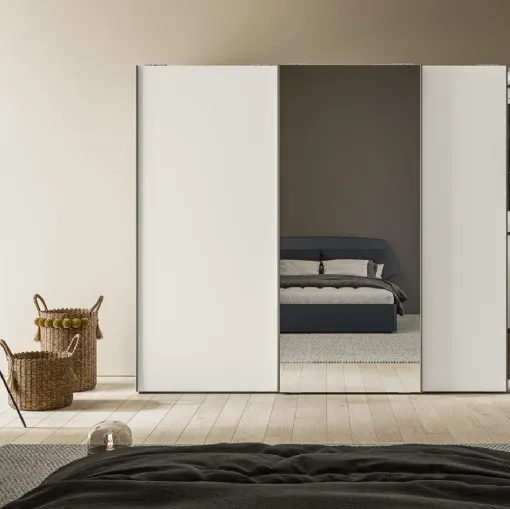 Armadio Scorrevole Logic ZN19 finitura Perla con anta centrale a Specchio argentato di Marka Total Living