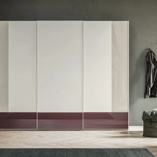 Armadio Scorrevole Logic ZN21 finitura Perla con fasce retrolaccate in metacrilato Nuvola e Tropea di Marka Total Living