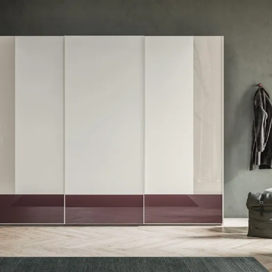 Armadio Scorrevole Logic ZN21 finitura Perla con fasce retrolaccate in metacrilato Nuvola e Tropea di Marka Total Living