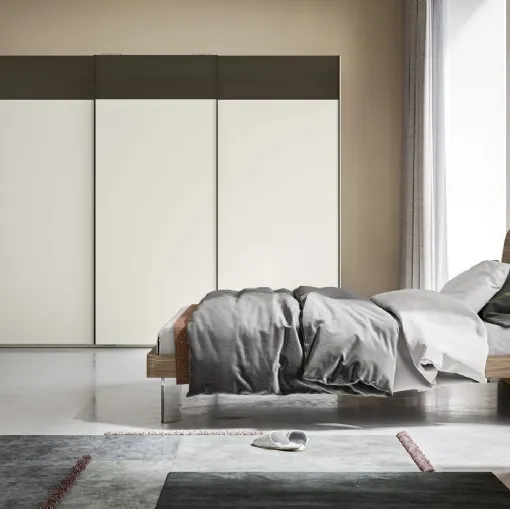 Armadio Scorrevole Logic ZN22 finitura Perla con fascia in metacrilato Bronzo di Marka Total Living
