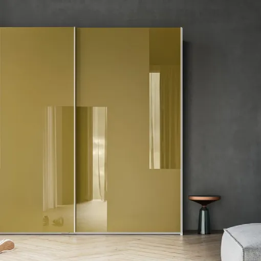 Armadio Scorrevole Logic ZN23 laccato opaco Verde Senape con fasce retrolaccate in metacrilato Verde Senape di Marka Total Living