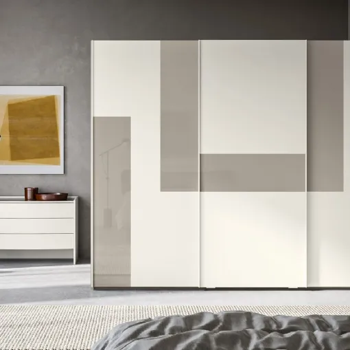 Armadio Scorrevole Logic ZN24 finitura Perla con fasce retrolaccate in metacrilato Nuvola di Marka Total Living