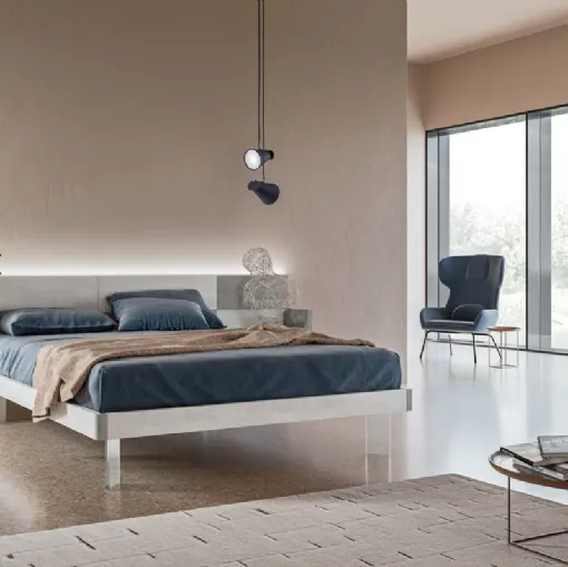 Letto con testiera Puzzle GL01 finitura Calce Bianca e Grigia con piedi in plexiglass di Marka Total Living