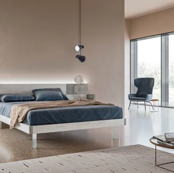 Letto con testiera Puzzle GL01 finitura Calce Bianca e Grigia con piedi in plexiglass di Marka Total Living