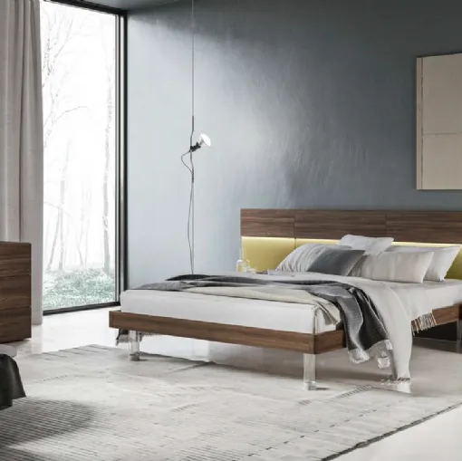 Letto finitura Forestal Dark con piedi in plexiglass e testiera rivestita in tessuto Puzzle GL05 di Marka Total Living