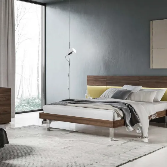 Letto finitura Forestal Dark con piedi in plexiglass e testiera rivestita in tessuto Puzzle GL05 di Marka Total Living