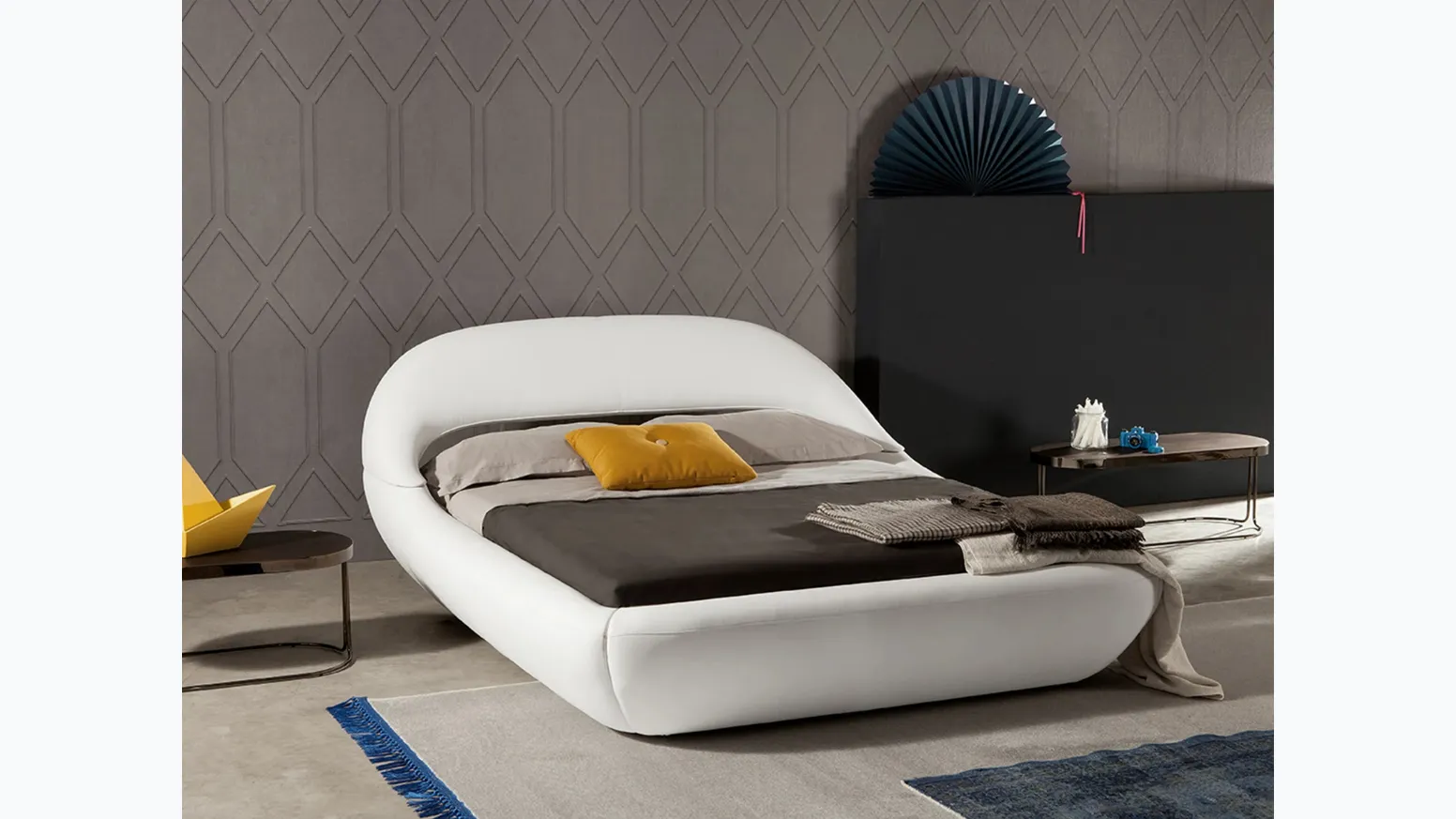 Letto imbottito rivestito in pelle dalle forme morbide e arrotondate Sleepy di Tonin Casa