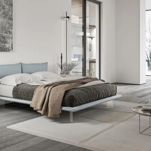 Letto in tessuto con testiera imbottita e piedi trasparenti Tebe GL19 di Marka Total Living