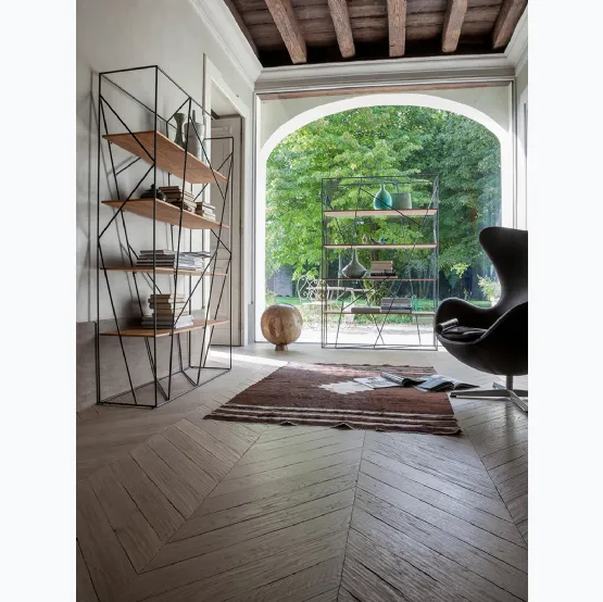 Libreria a muro Naviglio con struttura in metallo verniciato e ripiani in legno di Tonin Casa