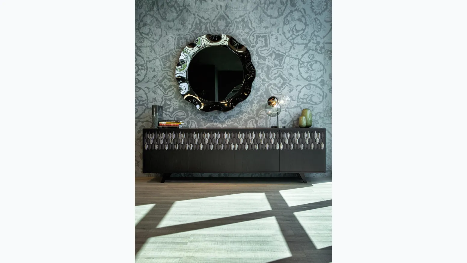 Madia Plume in legno con ante ricoperte da una leggera cascata di piume in ceramica smaltata sovrapposte l’una all’altra di Tonin Casa