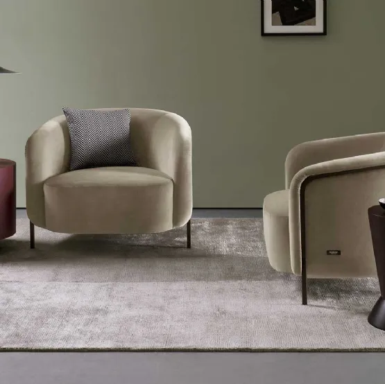 Poltrona di design con seduta larga e profonda, rivestita in velluto Ring di Bodema