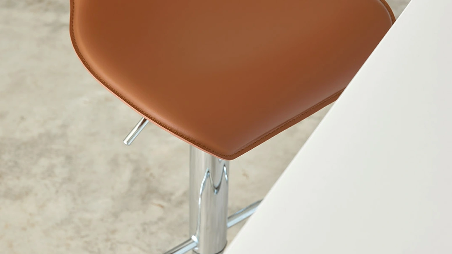 Sgabello Ego SG405gas in cuoio di Friulsedie