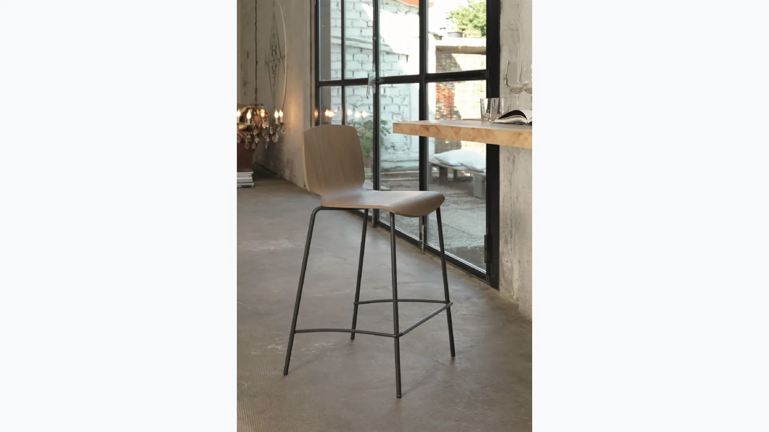 Sgabello Scott SG149 in legno con gambe in metallo di Friulsedie
