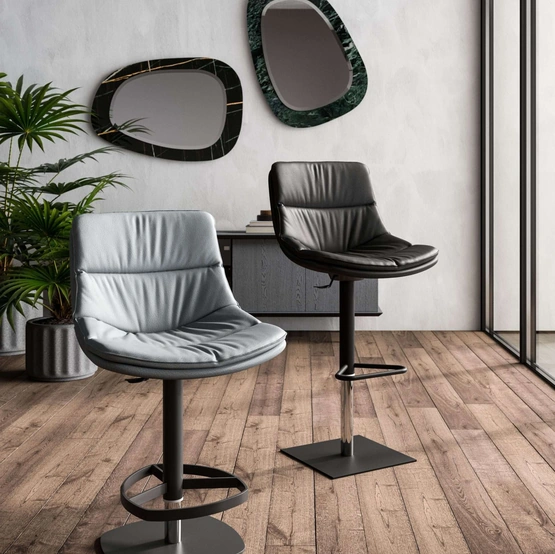 Sgabelli in pelle Coco e Noa di Ozzio