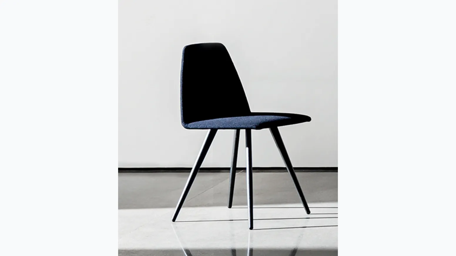 Sedia Sila Cone Shaped in tessuto con gambe in metallo laccato di Sovet
