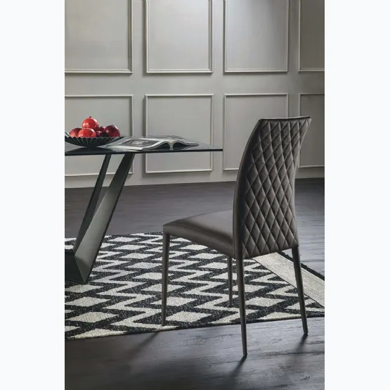 Sedia Charm Élite rivestita in pelle con schienale trapuntato di Tonin Casa