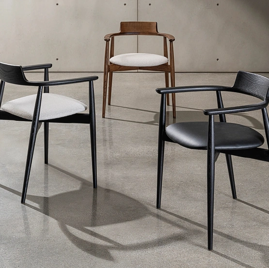 Sedia Xenial in legno con seduta imbottita di Sovet