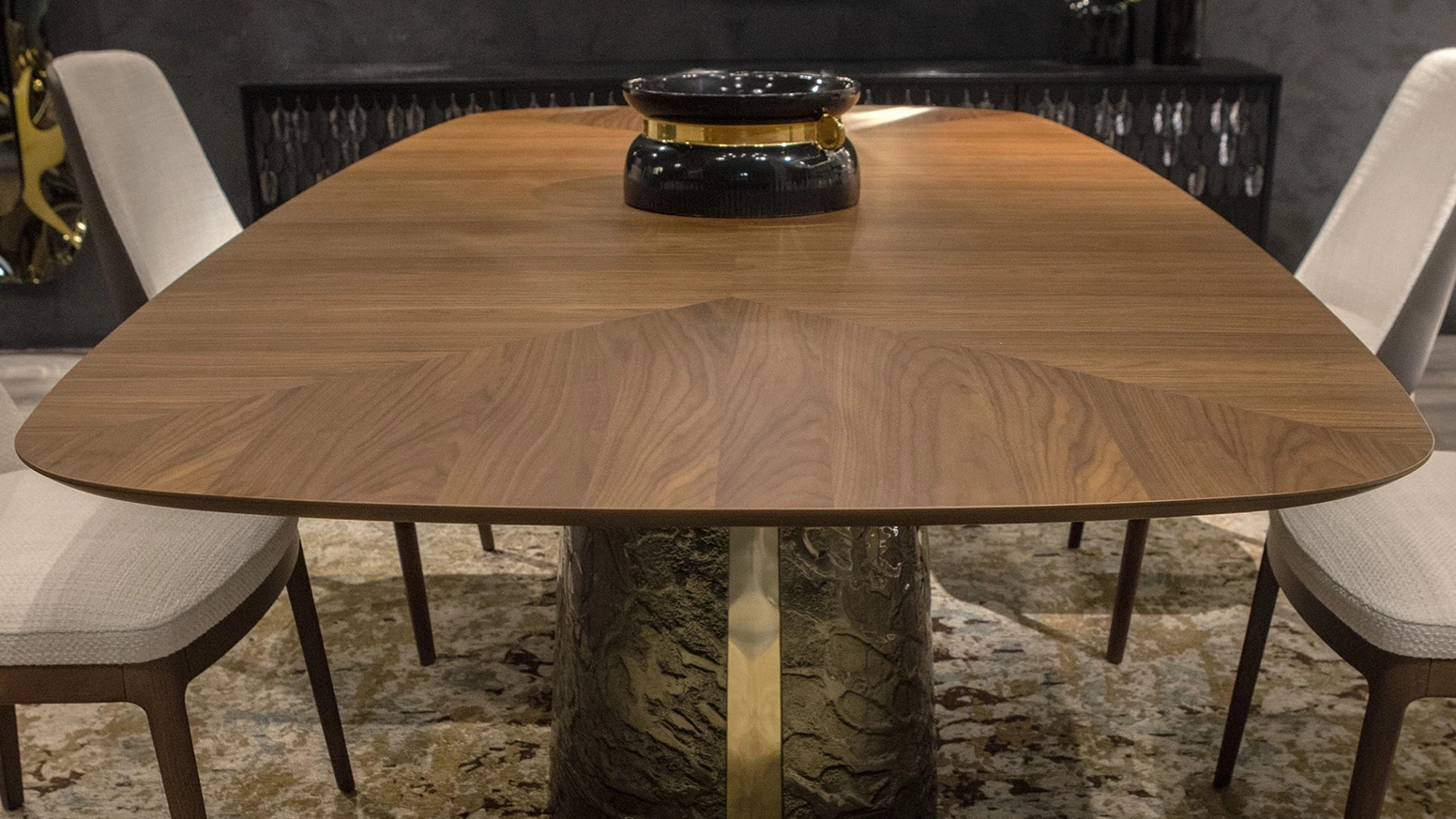 Tavolo Adone con top in legno e base in vetro curvato, bocciardato e retroargentato, in colorazione bronzo di Tonin Casa