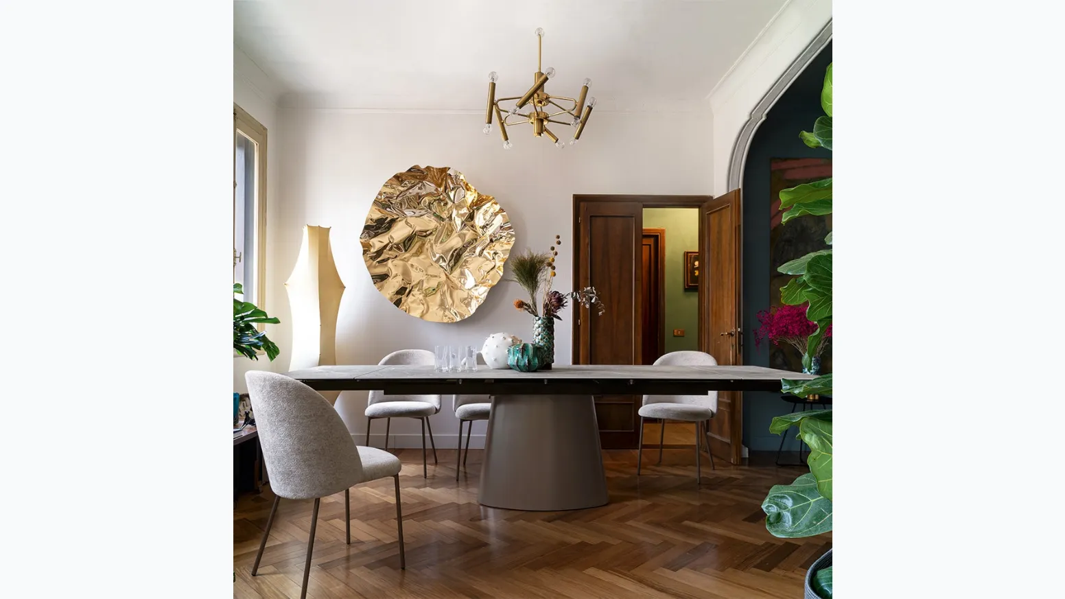 Tavolo Ellisse con top in ceramica e base monolitica in lamiera di Connubia
