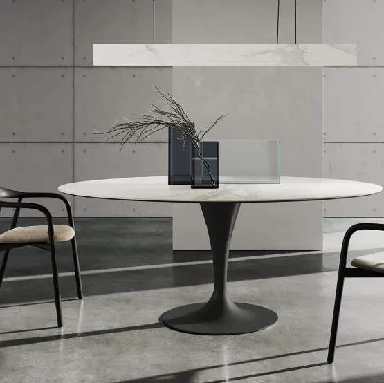 Tavolo Flûte ellittico dalla linea elegante con top in ceramica di Sovet