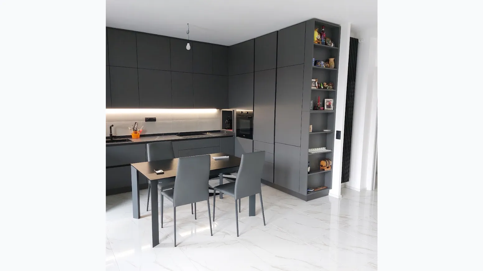  cucina laccata su misura a soffitto