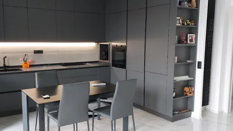  cucina laccata su misura a soffitto