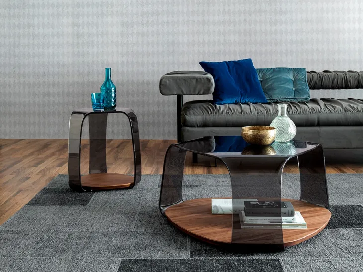 Tavolino di design in vetro fumè curvato con base in legno Noce Canaletto Chakra di Tonin Casa