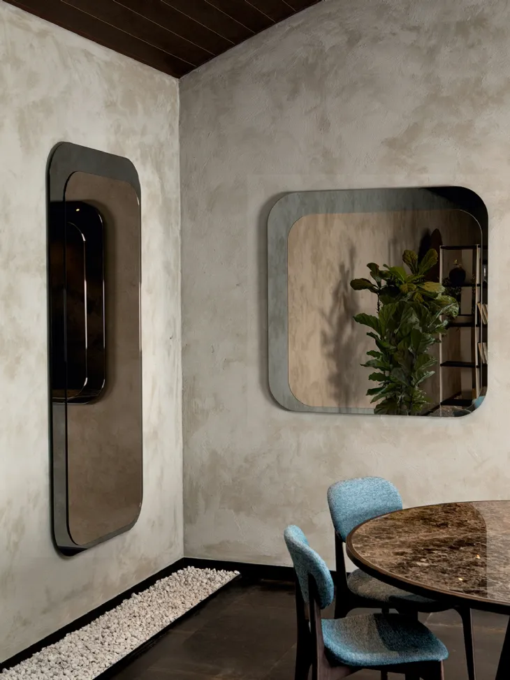 Specchio Io&Te disponibili in versione argentata e bronzata, sono due specchi che si sovrappongono di Tonin Casa