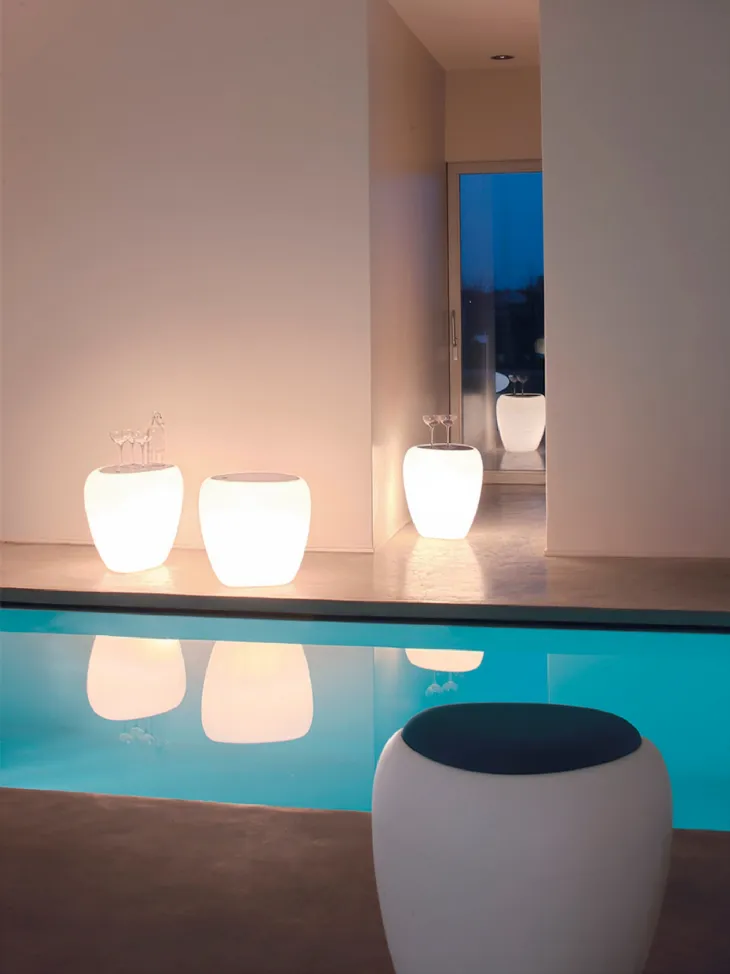 Tavolino di design Ios in polietilene con top in plexiglass e base illuminata di Tonin Casa