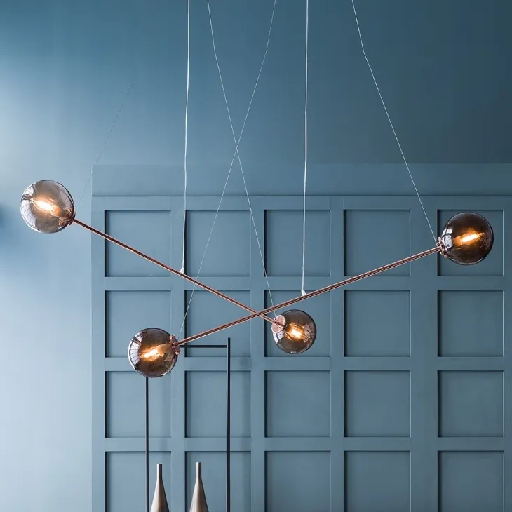 Lampada a sospensione Gym in metallo verniciato antracite opaco con sfera coprilampada in vetro di Murano colore tortora di Adriani e Rossi