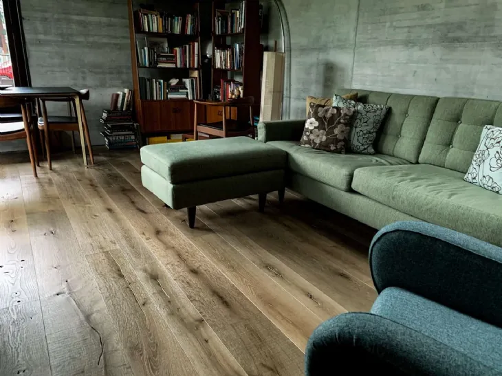 Parquet Fiemme con divano verde