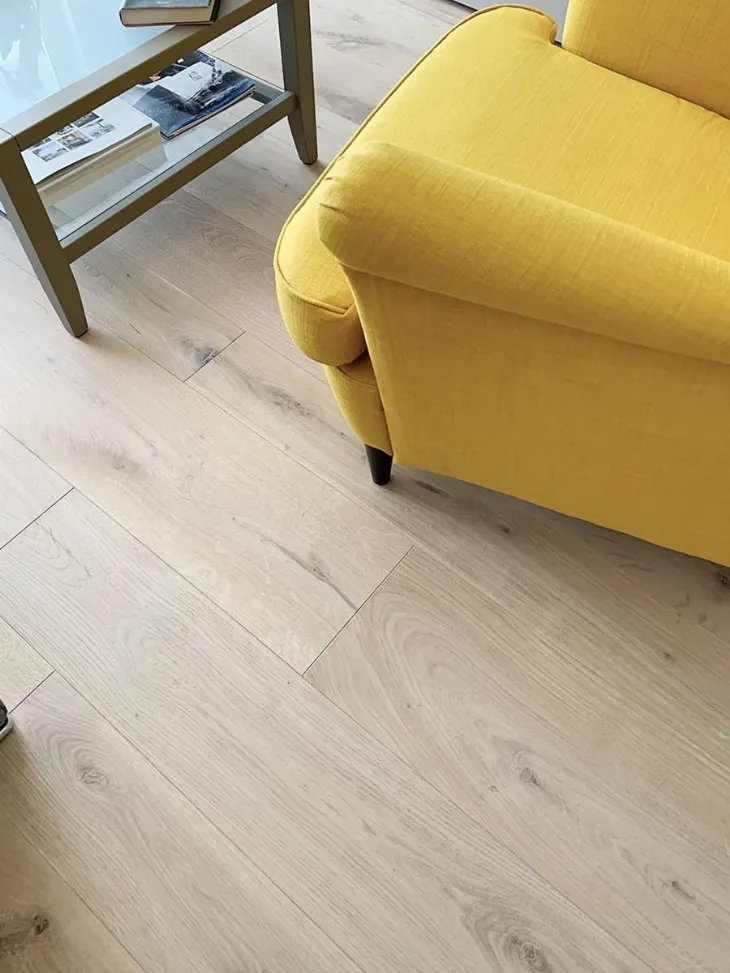 Parquet Pisa con poltrona gialla