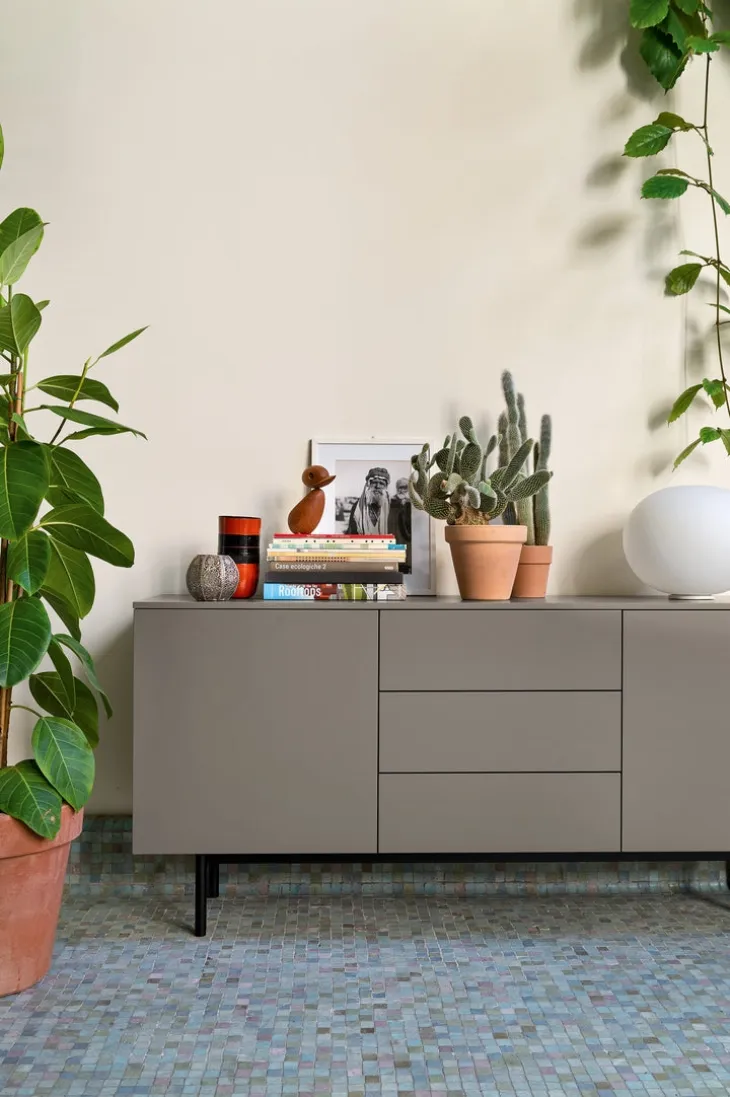 Madia Made CB6101 3 in laccato bordeaux e top in nobilitato rovere naturale di Cocon piedini in metallo nnubia