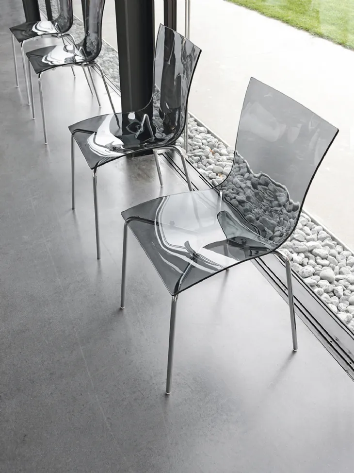 Sedia impilabile Aria Easy in polimerico con gambe in metallo cromato di Tonin Casa