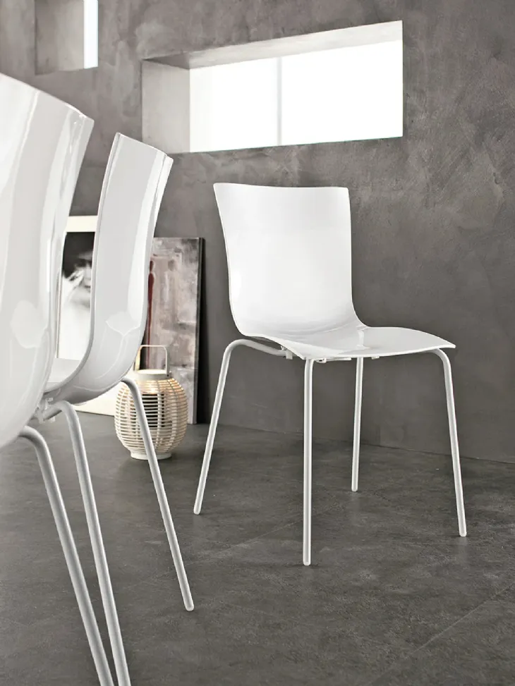 Sedia impilabile Aria Easy in polimerico con gambe in metallo cromato di Tonin Casa