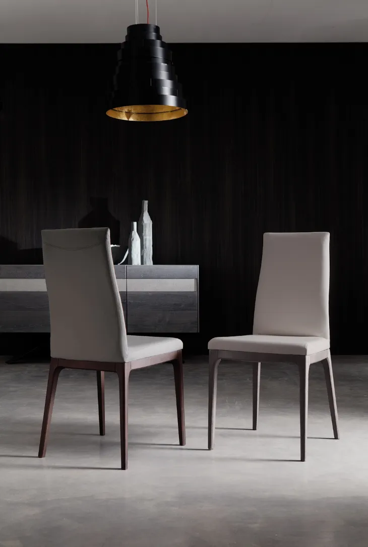 Sedia in pelle con base in faggio tinto Blues di Ozzio